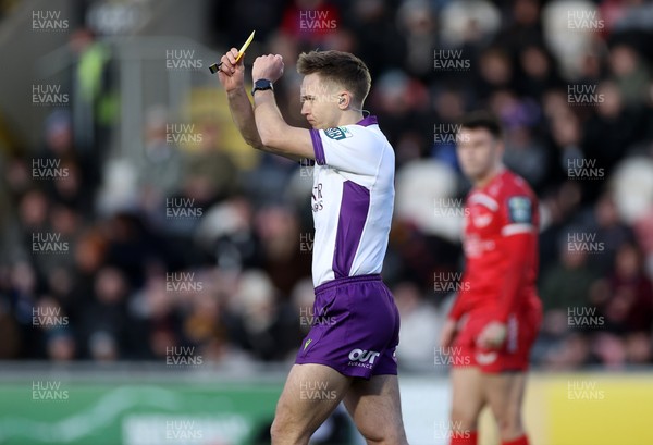 010126 - Dragons RFC v Scarlets - United Rugby Championship - Referee Ben Connor gives Max Douglas of Scarlets a yellow card