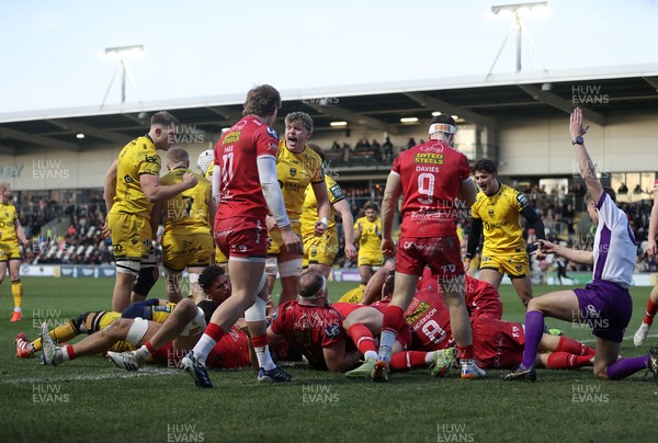 010126 - Dragons RFC v Scarlets - United Rugby Championship - Ollie Burrows of Dragons scores a try