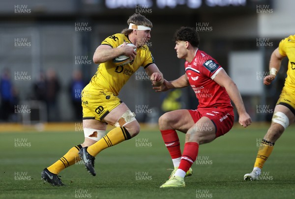 010126 - Dragons RFC v Scarlets - United Rugby Championship - Aaron Wainwright of Dragons is challenged by Eddie James of Scarlets 