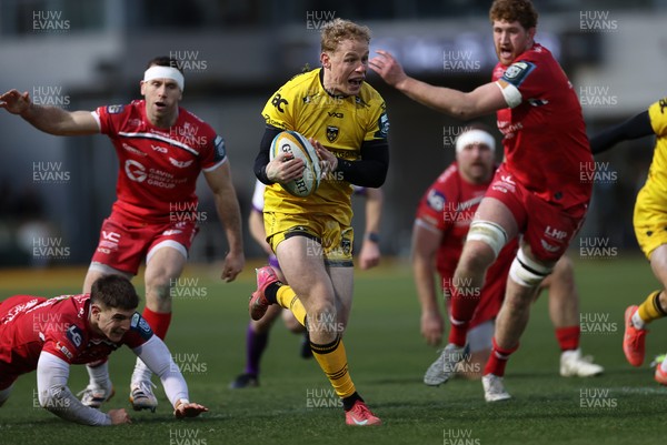 010126 - Dragons RFC v Scarlets - United Rugby Championship - David Richards of Dragons makes a break to score a try