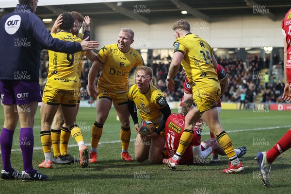 010126 - Dragons RFC v Scarlets - United Rugby Championship - David Richards of Dragons celebrates scoring a try