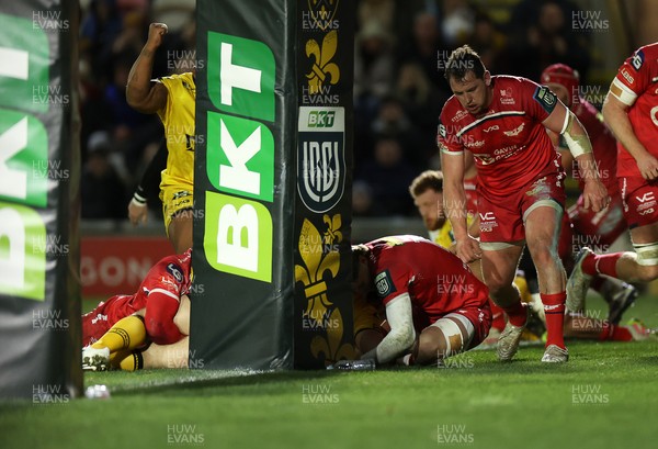 010126 - Dragons RFC v Scarlets - United Rugby Championship - George Roberts of Dragons scores a try