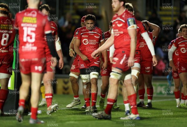 010126 - Dragons RFC v Scarlets - United Rugby Championship - Dejected Dan Davis of Scarlets 