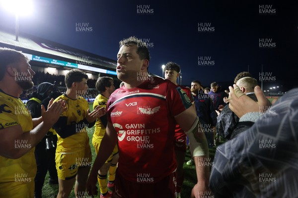 010126 - Dragons RFC v Scarlets - United Rugby Championship - Ryan Elias of Scarlets at full time