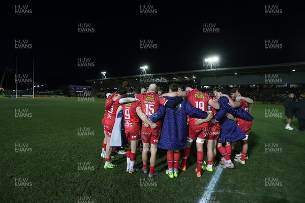 010126 - Dragons RFC v Scarlets - United Rugby Championship - Scarlets team huddle