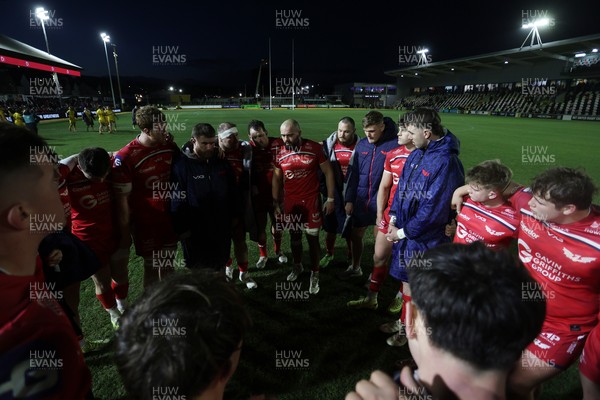 010126 - Dragons RFC v Scarlets - United Rugby Championship - Scarlets team huddle
