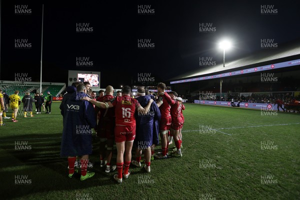 010126 - Dragons RFC v Scarlets - United Rugby Championship - Scarlets team huddle