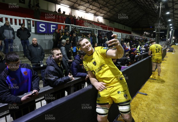 010126 - Dragons RFC v Scarlets - United Rugby Championship - Ben Carter of Dragons with fans