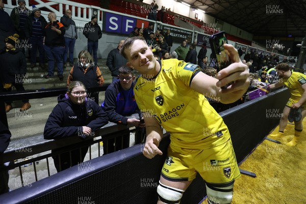 010126 - Dragons RFC v Scarlets - United Rugby Championship - Ben Carter of Dragons with fans