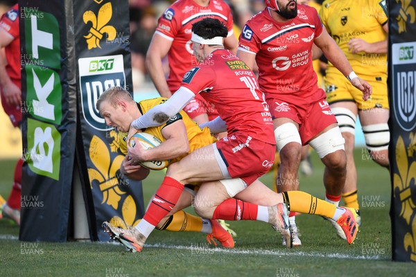 010126 - Dragons RFC v Scarlets - United Rugby Championship - Tinus De Beer of Dragons dives in to scores the first try of the game