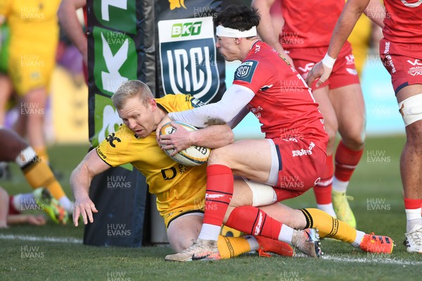 010126 - Dragons RFC v Scarlets - United Rugby Championship - Tinus De Beer of Dragons dives in to scores the first try of the game