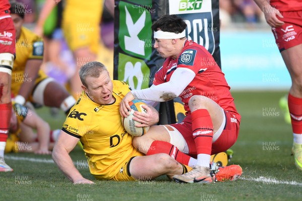 010126 - Dragons RFC v Scarlets - United Rugby Championship - Tinus De Beer of Dragons dives in to scores the first try of the game