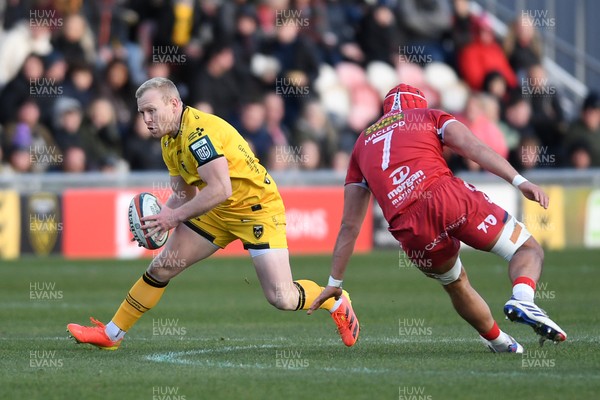 010126 - Dragons RFC v Scarlets - United Rugby Championship - Tinus De Beer of Dragons is challenged by Josh Maceloed of Scarlets