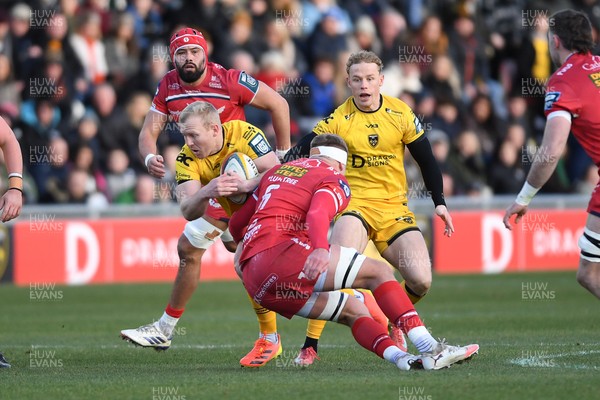 010126 - Dragons RFC v Scarlets - United Rugby Championship - Tinus De Beer of Dragons is challenged by Taine Plumtree of Scarlets