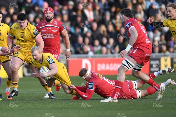 010126 - Dragons RFC v Scarlets - United Rugby Championship - Tinus De Beer of Dragons is challenged by Taine Plumtree of Scarlets
