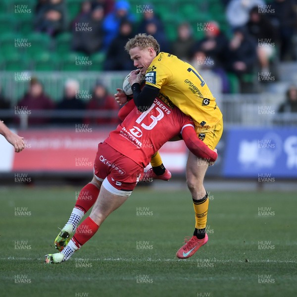 010126 - Dragons RFC v Scarlets - United Rugby Championship - David Richards of Dragons is challenged by Joe Roberts of Scarlets