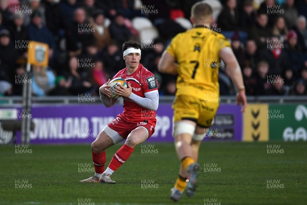 010126 - Dragons RFC v Scarlets - United Rugby Championship - Tom Rogers of Scarlets