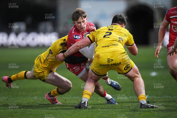 010126 - Dragons RFC v Scarlets - United Rugby Championship - Ellis Mee of Scarlets is challenged by Ollie Burrows of Dragons