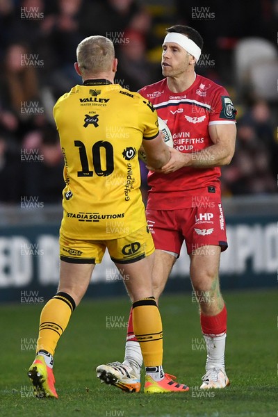 010126 - Dragons RFC v Scarlets - United Rugby Championship - Tinus De Beer of Dragons and Gareth Davies of Scarlets