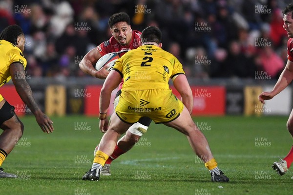 010126 - Dragons RFC v Scarlets - United Rugby Championship - Dan Davis of Scarlets is challenged by Ollie Burrows of Dragons