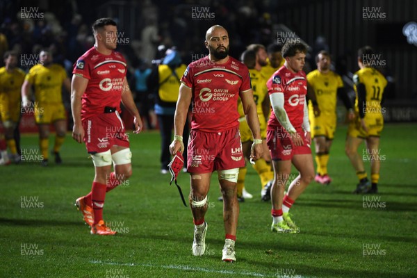 010126 - Dragons RFC v Scarlets - United Rugby Championship - Dejected Josh Maceloed of Scarlets at full time