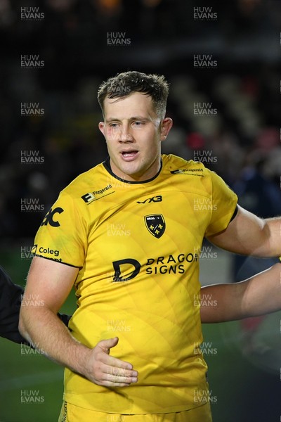 010126 - Dragons RFC v Scarlets - United Rugby Championship - Ben Carter of Dragons leads his sides huddle at full time