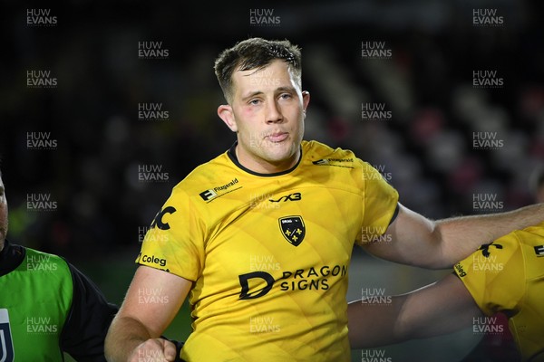 010126 - Dragons RFC v Scarlets - United Rugby Championship - Ben Carter of Dragons leads his sides huddle at full time