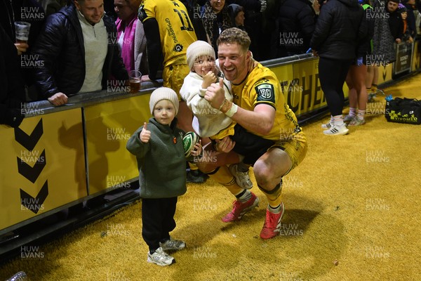 010126 - Dragons RFC v Scarlets - United Rugby Championship - Angus O'Brien of Dragons with family at full time