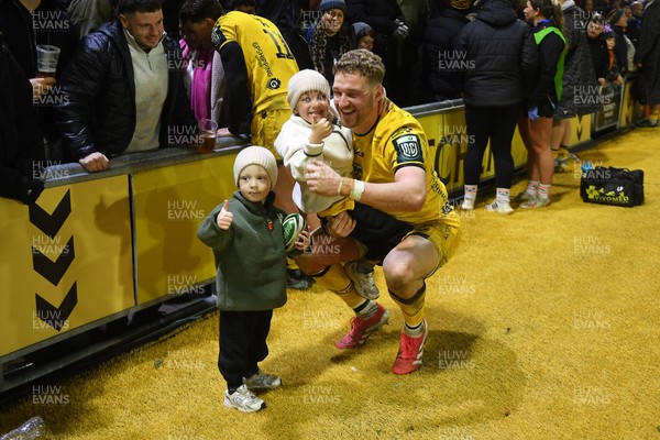 010126 - Dragons RFC v Scarlets - United Rugby Championship - Angus O'Brien of Dragons with family at full time