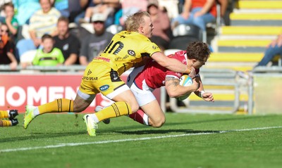 031026 Dragons RFC v Scarlets, BKT United Rugby Championship - Macs Page of Scarlets races in to score try