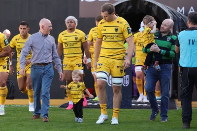 031026 Dragons RFC v Scarlets, BKT United Rugby Championship - Ben Carter of Dragons RFC with match mascots