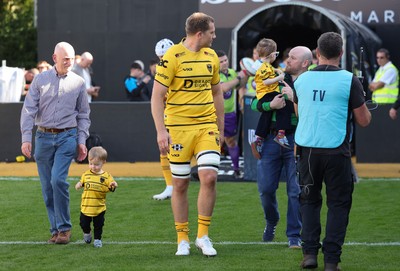 031026 Dragons RFC v Scarlets, BKT United Rugby Championship - Ben Carter of Dragons RFC with match mascots