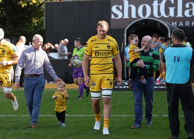 031026 Dragons RFC v Scarlets, BKT United Rugby Championship - Ben Carter of Dragons RFC with match mascots