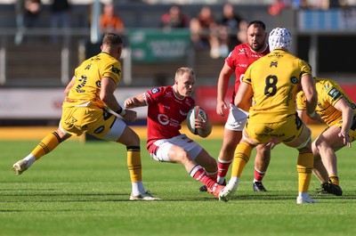 031026 Dragons RFC v Scarlets, BKT United Rugby Championship - Blair Murray of Scarlets takes on Elliot Dee of Dragons RFC and Harri Keddie of Dragons RFC
