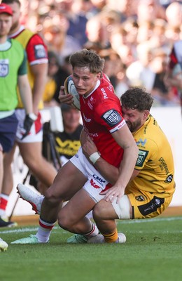 031026 Dragons RFC v Scarlets, BKT United Rugby Championship - Ellis Mee of Scarlets is held by Thomas Young of Dragons RFC