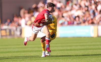 031026 Dragons RFC v Scarlets, BKT United Rugby Championship - Joe Roberts of Scarlets breaks away