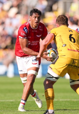 031026 Dragons RFC v Scarlets, BKT United Rugby Championship - Sam Lousi of Scarlets takes on Shane Lewis-Hughes of Dragons RFC