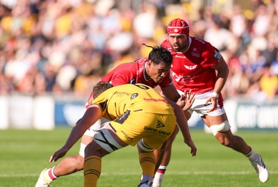 031026 Dragons RFC v Scarlets, BKT United Rugby Championship - Sam Lousi of Scarlets takes on Shane Lewis-Hughes of Dragons RFC