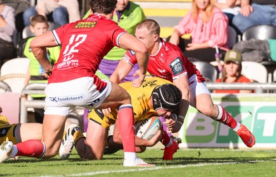 031026 Dragons RFC v Scarlets, BKT United Rugby Championship - Rodrigo Martinez of Dragons RFC powers over to score try