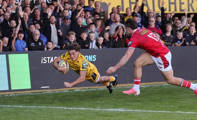 031026 Dragons RFC v Scarlets, BKT United Rugby Championship - Huw Anderson of Dragons RFC dives in to score try