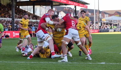 031026 Dragons RFC v Scarlets, BKT United Rugby Championship - Robert Hunt of Dragons RFC powers over to score the final try for the Dragons