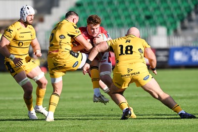 031026 - Dragons RFC v Scarlets - United Rugby Championship - Osian Williams of Scarlets is challenged by Dillon Lewis of Dragons