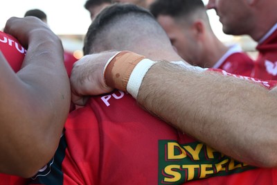 031026 - Dragons RFC v Scarlets - United Rugby Championship - Dejected Scarlets huddle at full time