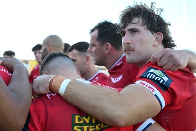 031026 - Dragons RFC v Scarlets - United Rugby Championship - Dejected Scarlets huddle at full time