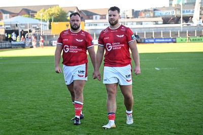 031026 - Dragons RFC v Scarlets - United Rugby Championship - Dejected Scarlets at full time