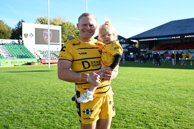 031026 - Dragons RFC v Scarlets - United Rugby Championship - Tinus De Beer of Dragons with family at full time