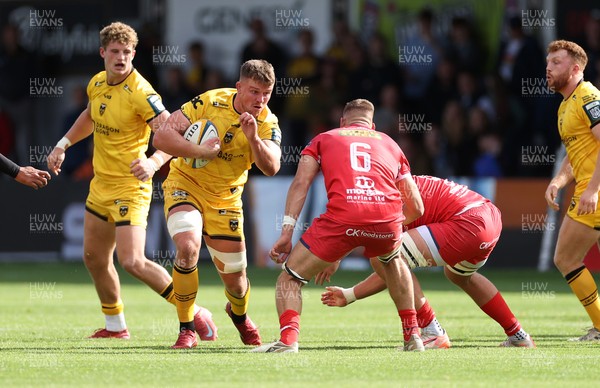 130925 - Dragons RFC v Scarlets - Pre Season Friendly - Shane Lewis-Hughes of Dragons is challenged by Jarrod Taylor of Scarlets 
