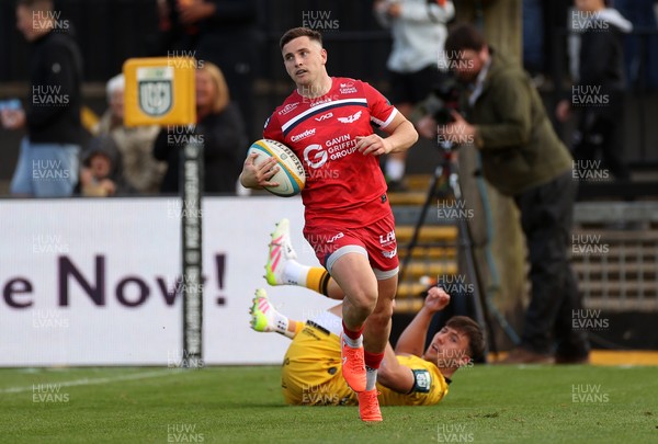 130925 - Dragons RFC v Scarlets - Pre Season Friendly - Dane Blacker of Scarlets scores a try