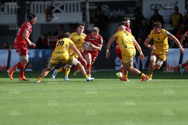 130925 - Dragons RFC v Scarlets - Pre Season Friendly - Sam Costelow of Scarlets makes a break