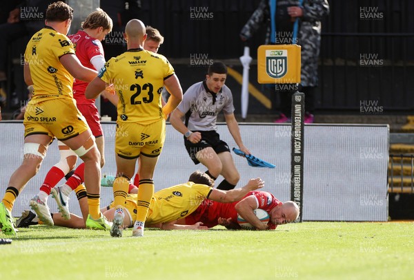 130925 - Dragons RFC v Scarlets - Pre Season Friendly - Ioan Nicholas of Scarlets scores a try